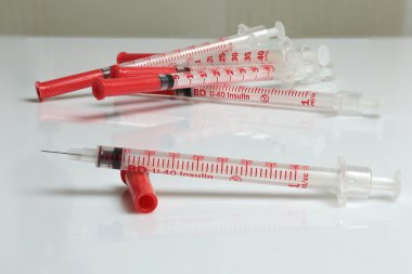 Beyaz arka plan üzerinde seçici odak ile insülin şırınga