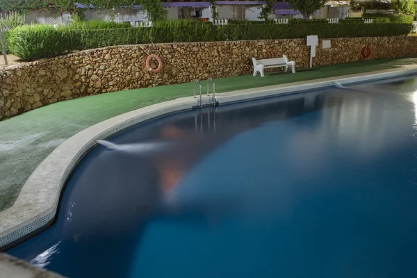 Acqua blu della piscina nella notte — Foto Stock