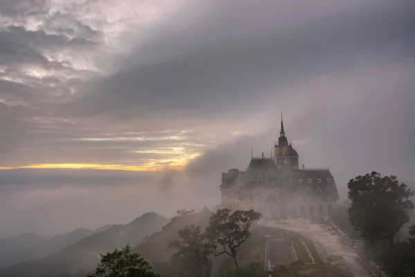 Tam Dao Moutains 'da gün batımında kale