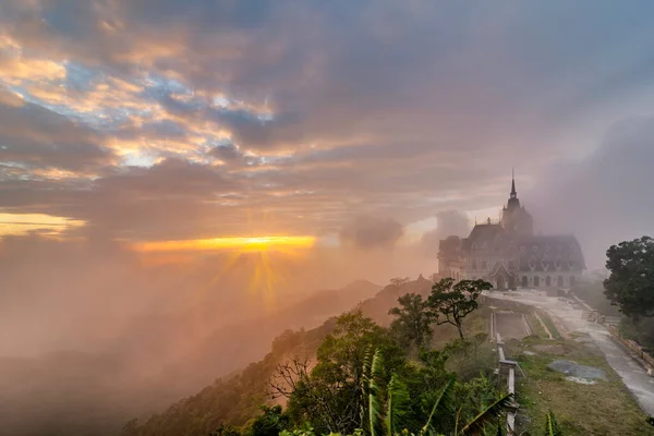 Tam Dao Moutains 'da gün batımında kale