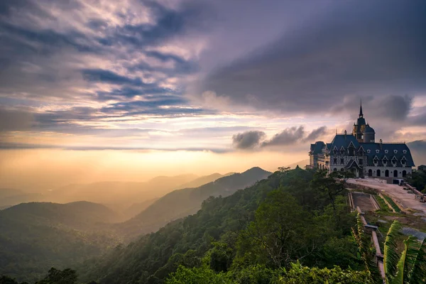 Tam Dao Moutains 'da gün batımında kale