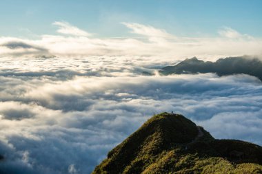 Ta Xua, Kuzey Vietnam 'da bulunan ünlü bir sıradağdır. Tüm yıl boyunca, dağ bulutların üzerinde yükselir ve bulut tepkisi yaratır..