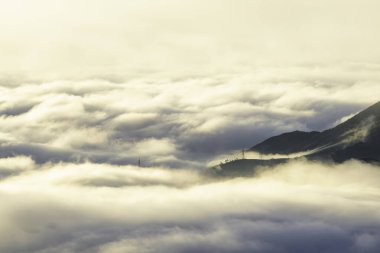 Ta Xua, Kuzey Vietnam 'da bulunan ünlü bir sıradağdır. Tüm yıl boyunca, dağ bulutların üzerinde yükselir ve bulut tepkisi yaratır..