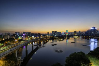Hanoi 'nin Hoang Cau Gölü' ndeki gökyüzü manzarası. Gün batımına kadar Hanoi şehir manzarası