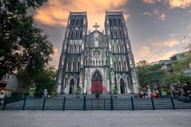 St. Joseph Katedrali, Vietnam 'ın Hanoi bölgesinin Hoan Kiem ilçesine bağlı Nha Tho (Kilise) caddesinde bulunan bir kilisedir. 19. yüzyılın sonlarında Gotik Uyanış (Neo Gotik tarzı) kilisesi.