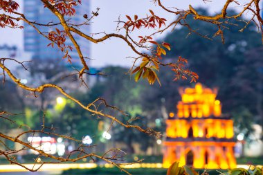 Vietnam 'ın sembolü olan Kaplumbağa Kulesi, Hoan Kiem Gölü' nde alacakaranlık döneminde (Ho Guom veya Kılıç Gölü))