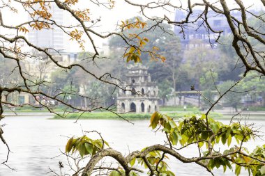 Hanoi, Vietnam 'da Hoan Kiem Gölü' ndeki (Ho Guom) yeşil ağaçlı kaplumbağa kulesi..