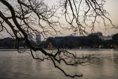 Vietnam 'ın sembolü olan Kaplumbağa Kulesi, Hoan Kiem Gölü' nde alacakaranlık döneminde (Ho Guom veya Kılıç Gölü))