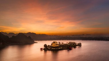 Ninh Binh 'deki Nui Lo Gölü' ndeki Altın Pagoda.