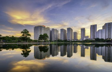 Geceleri Hanoi, gece boyu fotoğraf çekimi. Günbatımı görünümünde Time City.