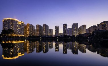 Geceleri Hanoi, gece boyu fotoğraf çekimi. Günbatımı görünümünde Time City.