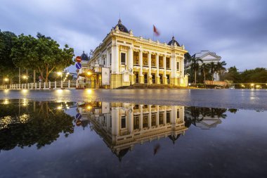 Hanoi Opera Salonu 'nda sabahın erken saatlerinde.