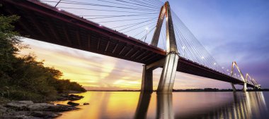 Nhat Tan Köprüsü, Hanoi 'deki Kızıl Nehir' den geçen ve 4 Ocak 2015 tarihinde hizmete giren bir köprü. Nhat Tan Köprüsü başkentin yeni bir simgesi olmak için tasarlandı ve inşa edildi.