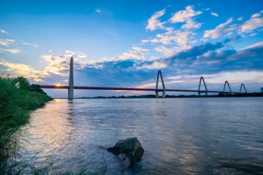 Nhat Tan Köprüsü, Hanoi 'deki Kızıl Nehir' den geçen ve 4 Ocak 2015 tarihinde hizmete giren bir köprü. Nhat Tan Köprüsü başkentin yeni bir simgesi olmak için tasarlandı ve inşa edildi.