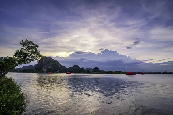 Złota Pagoda Jeziorze Nui Ninh Binh — Zdjęcie stockowe