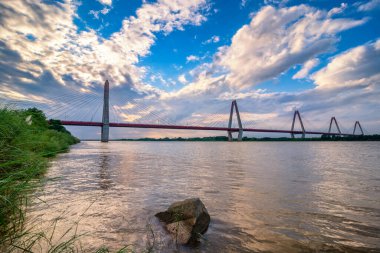 Nhat Tan Köprüsü, Hanoi 'deki Kızıl Nehir' den geçen ve 4 Ocak 2015 tarihinde hizmete giren bir köprü. Nhat Tan Köprüsü başkentin yeni bir simgesi olmak için tasarlandı ve inşa edildi.