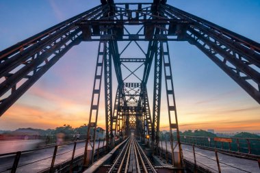 LongBien Köprüsü 1989 'dan 1902' ye kadar inşa edilmiştir. Köprü Fransızlar tarafından tasarlanmasına rağmen, doğrudan Vietnamlı işçiler tarafından inşa edildi.