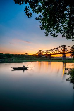 LongBien Köprüsü 1989 'dan 1902' ye kadar inşa edilmiştir. Köprü Fransızlar tarafından tasarlanmasına rağmen, doğrudan Vietnamlı işçiler tarafından inşa edildi.