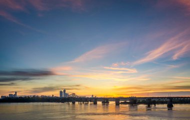 LongBien Köprüsü 1989 'dan 1902' ye kadar inşa edilmiştir. Köprü Fransızlar tarafından tasarlanmasına rağmen, doğrudan Vietnamlı işçiler tarafından inşa edildi.