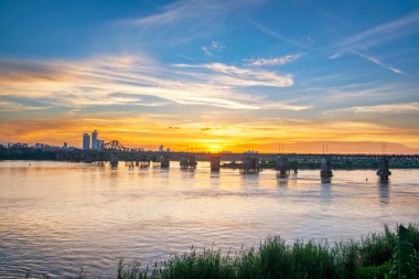 LongBien Köprüsü 1989 'dan 1902' ye kadar inşa edilmiştir. Köprü Fransızlar tarafından tasarlanmasına rağmen, doğrudan Vietnamlı işçiler tarafından inşa edildi.
