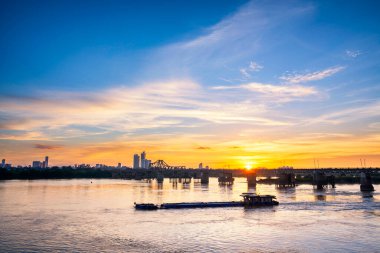 LongBien Köprüsü 1989 'dan 1902' ye kadar inşa edilmiştir. Köprü Fransızlar tarafından tasarlanmasına rağmen, doğrudan Vietnamlı işçiler tarafından inşa edildi.