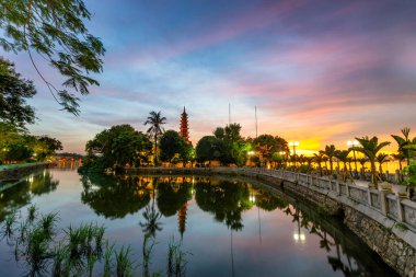Hanoi, Vietnam 'daki Batı Gölü' nde Tran Quoc Pagoda muhteşem bir günbatımının altında parlıyor.