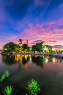 Hanoi, Vietnam 'daki Batı Gölü' nde Tran Quoc Pagoda muhteşem bir günbatımının altında parlıyor.
