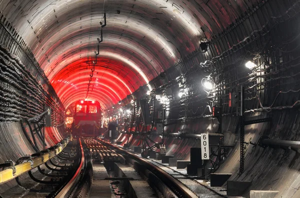 Tren en el túnel del metro —  Fotos de Stock