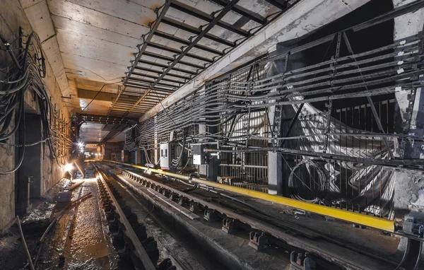 Ruang teknis di terowongan kereta bawah tanah di depan stasiun — Stok Foto