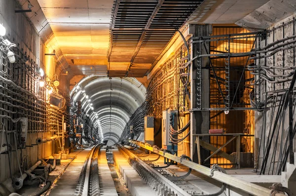 Pasando por el túnel subterráneo del metro — Foto de Stock