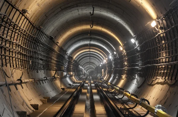 W tunelu metra. Ostrość na środku kadru — Zdjęcie stockowe