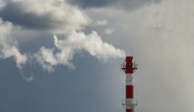Kırmızı ve beyaz tüp kazan yakın çekim bir adam üzerinden duman. Boru üzerinde odaklanmak