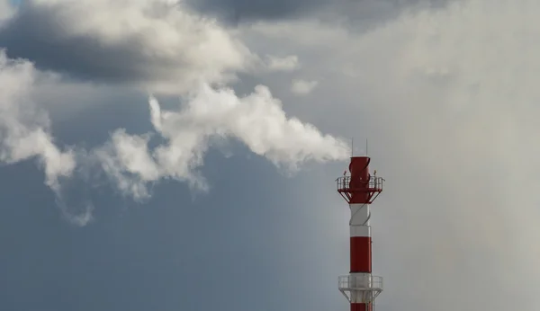 Humo de la caldera de tubo rojo y blanco de cerca en un fondo. Enfoque en tubería — Foto de Stock