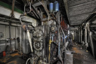 Geminin tutun dizel motor ile gemide monte. Makine Dairesi eski bir kargo tekne gemiye. Odaklan, Merkezi, çerçeve,