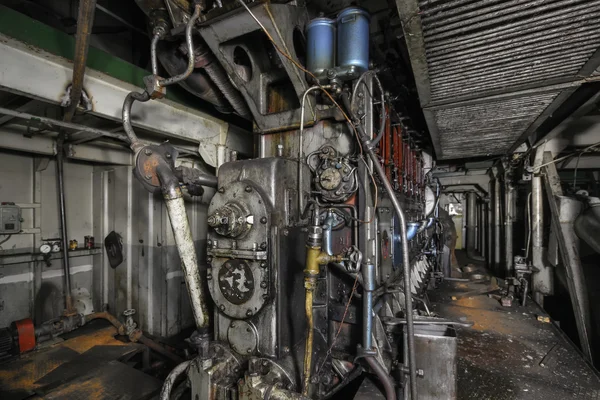 Geminin tutun dizel motor ile gemide monte. Makine Dairesi eski bir kargo tekne gemiye. Odaklan, Merkezi, çerçeve,