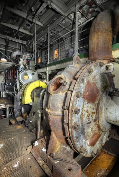Van het schip greep met dieselmotor gemonteerd op schip. Machinekamer op een oud vrachtschip voor boot. — Stockfoto