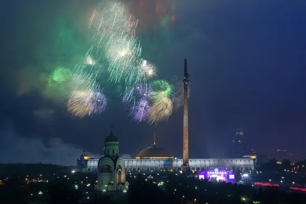 Poklonnaya tepe üzerinde üzerinde Zafer Bayramı kutlamaları havai fişek