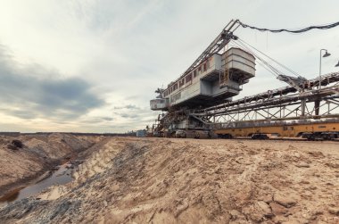 Birçok kova kum çıkarma ocağı için dev taş ocağı Ekskavatör ekipman. Yarı terkedilmiş ocağından görüntülemek
