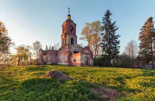Abandoned brick orthodox church at sunset — Stock Photo, Image
