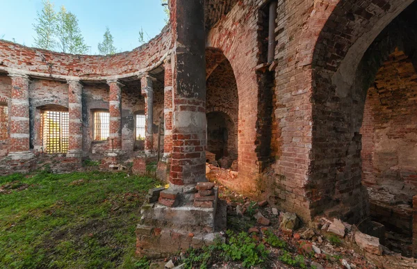 Ancienne rotonde avec colonnes sans dôme. Les ruines de briques de l'intérieur d'un temple abandonné envahi par l'herbe — Photo