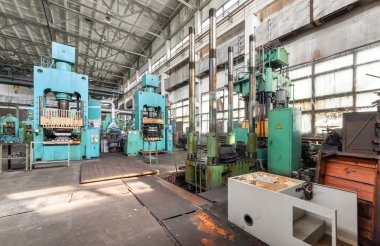 Makine Fabrikası. Atölye termoplastik parçaların üretim için. Hidrolik presler