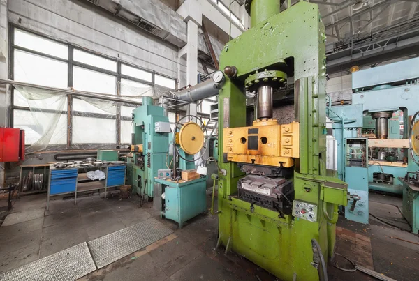 Machinery plant. Workshop for production of thermoplastic parts. Hydraulic presses — Stock Photo, Image