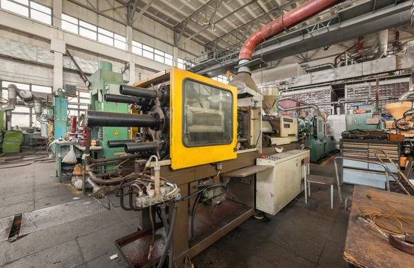 Fábrica de máquinas. Oficina de produção de peças plásticas. Máquina termoplástica de moldagem por injeção — Fotografia de Stock