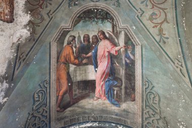 Tavan boyama terk edilmiş antik bir tapınak içinde İncille konulu