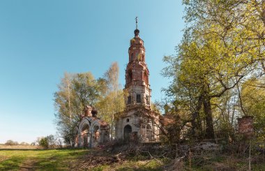 Eski terkedilmiş tuğla çan kulesi