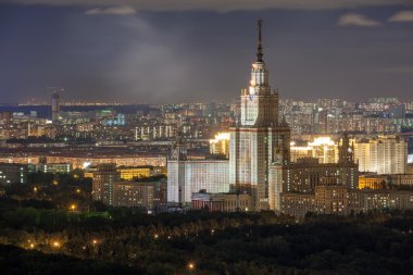 Lomonosov Moskova Devlet Üniversitesi gece. Bir yükseklikten görüntülemek 