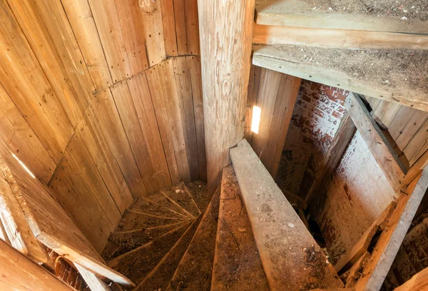 Vecchia scala a chiocciola in legno in un campanile abbandonato — Foto Stock