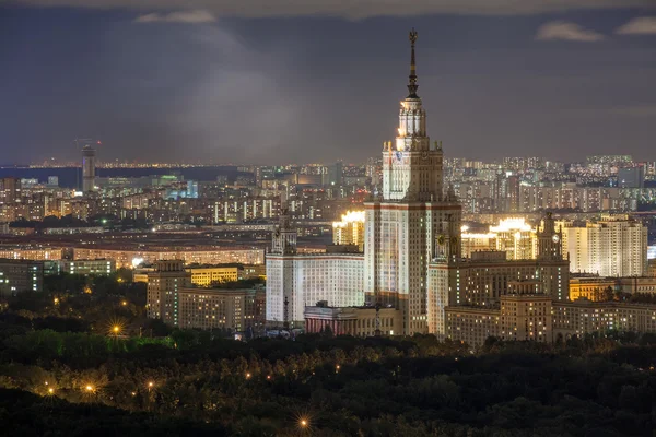 Lomonosov Moskova Devlet Üniversitesi gece. Bir yükseklikten görüntülemek 