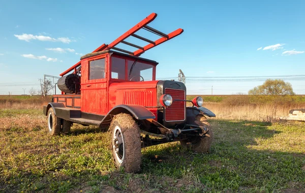 Eski retro itfaiye arabası ile sahada ahşap hal