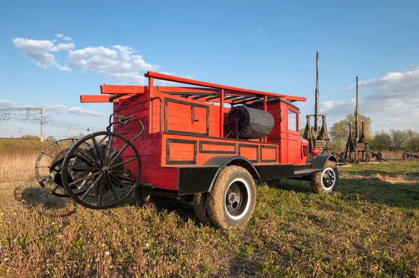 Arrière vieux camion de pompiers rétro avec caisse en bois sur le terrain — Photo